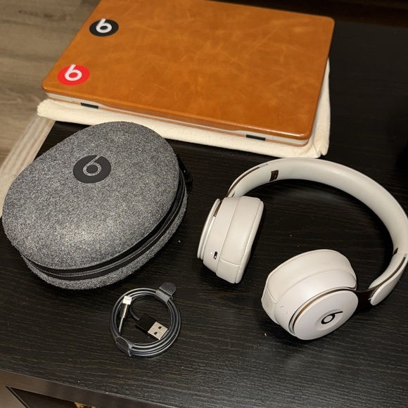 Beats Solo Pro - Picture 2 of 4